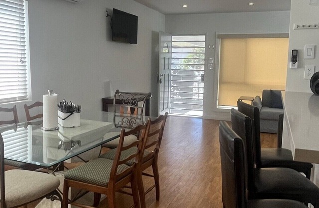 5 Beds - Family Friendly Home Near LAX, SoFi, Forum, Disneyland & SoCal Beaches