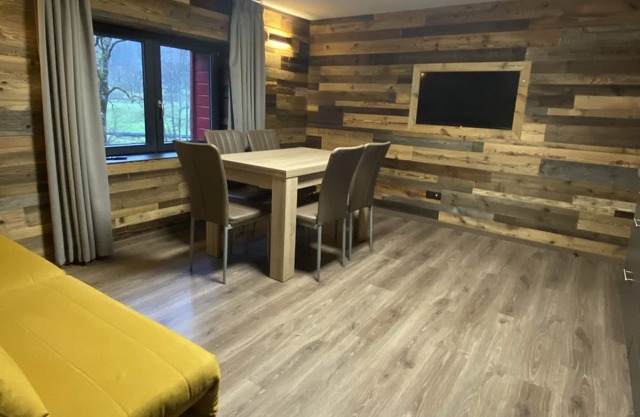(5) Chalet des Marronniers, Jacuzzi (private) & Pool