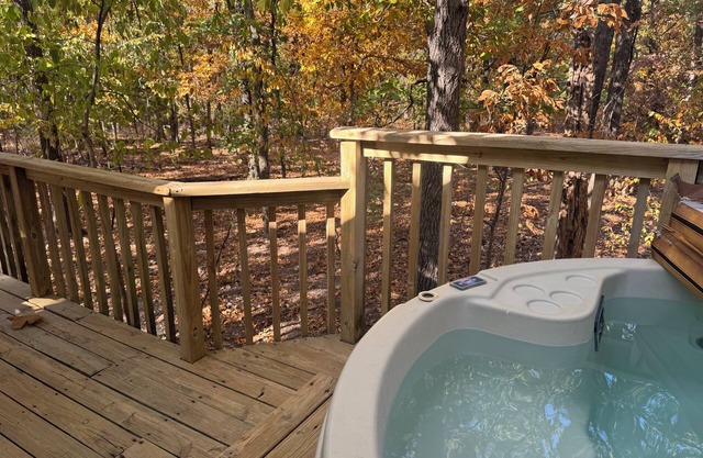 5 Elk Lodge ROMANTIC Log Cabin in the woods. Hot Tub & Wood Burning Fire Place.