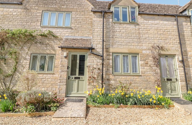 5 JUBILEE COURT in Bibury