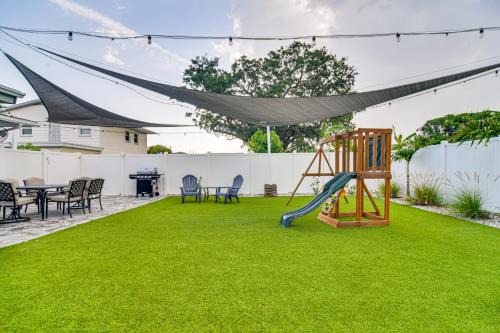 5 Mi to Beach Tampa Retreat with Furnished Lanai!