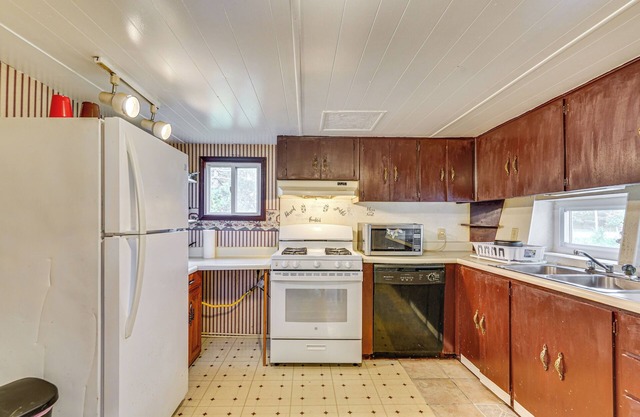 5 Mi to Lake Erie Access: Quiet Cottage w/Yard!