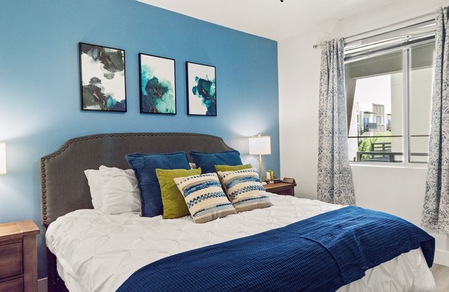 5 Min to Golf 》King Bed》Sleeps 4》Parking