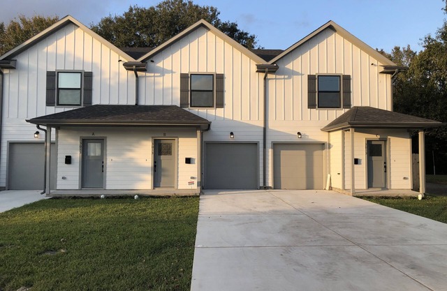 5 min to The Medical Center. Family sized with private backyard