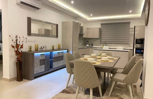 . 5 mins away from restaurants, supermarkets, and 10 mins away from the airport.