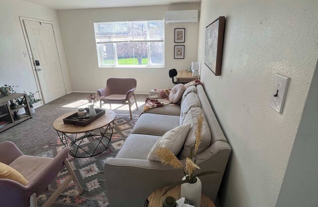 5 Mins off i15, City Park, Pickleball Courts!