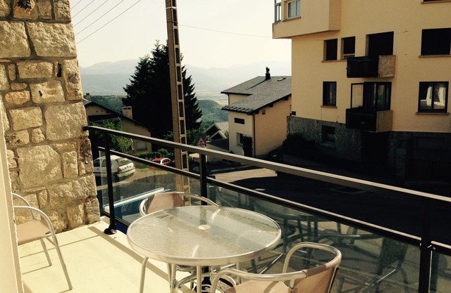 5-minute walk from the gondolas, bright T3, sleeps 8, free wifi.