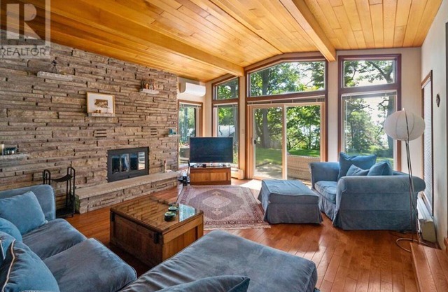5 Minute to Whiskey Run Golf Course! Waterfront property- Hot tub + Sauna!
