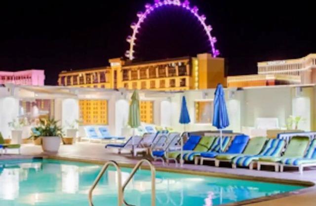 5 Minute walk to the LV Strip and The Sphere! No resort Fees. Luxury Hotel.