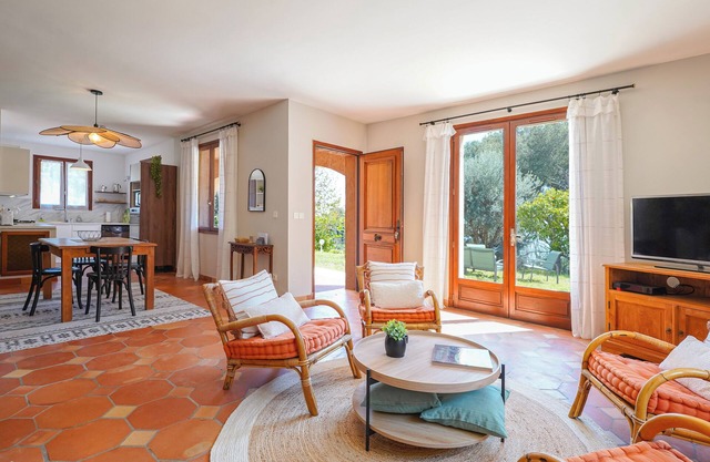 5 minutes from Monaco, large garden level in neo-Provencal villa, sea view