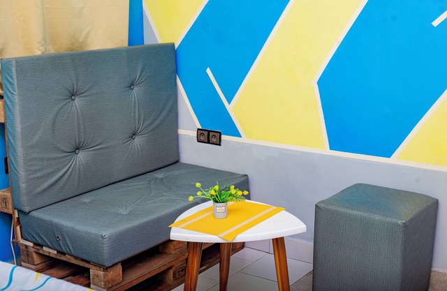 5 minutes from restaurants and bus stations! Furnished apartment with kitchenette