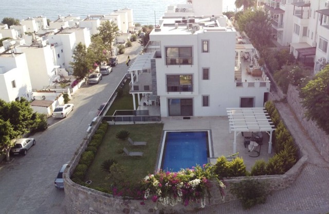 5 minutes from the beach, with swimming pool, garden, panoramic views of the sea and the island of Kos