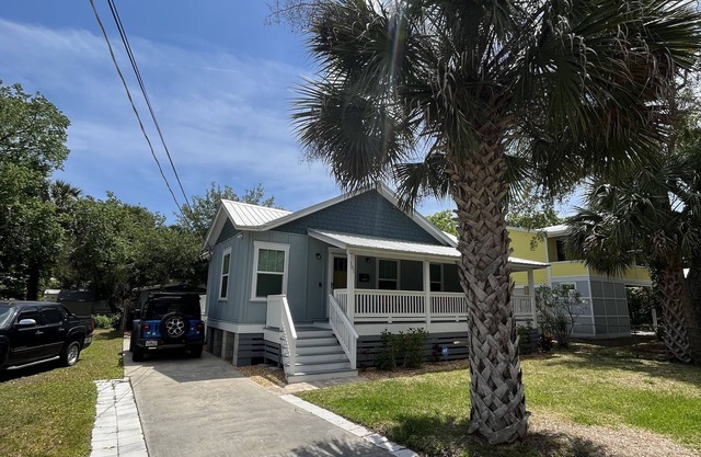 5 minutes to Beach! Newly renovated 2 BR family sized cottage