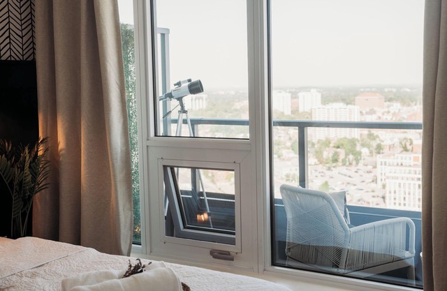 5 minutes to Hospital, Go Train/Bus. Cozy 1BR with amazing city views!