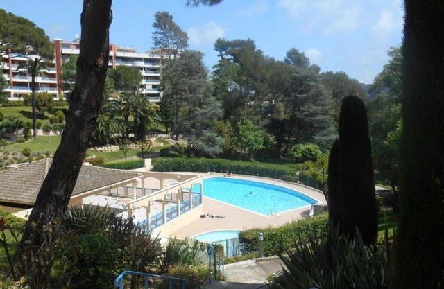 5 mm from the sea! Luxury air-conditioned accommodation, sea view, swimming pool, tennis court.