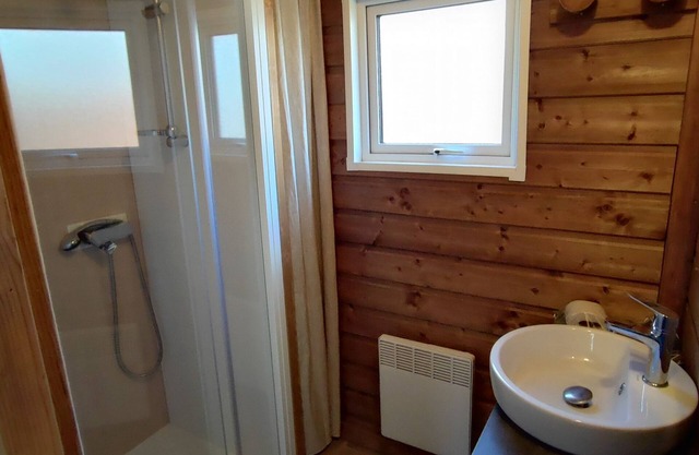 5-person comfort lodge by the river