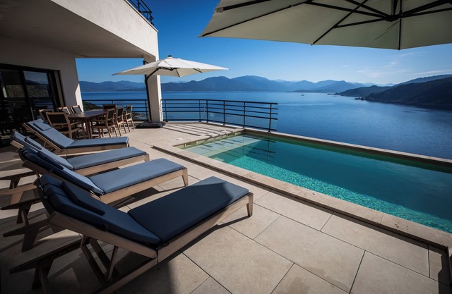 5-star architect-designed villa *, swimming pool, walking distance to beach