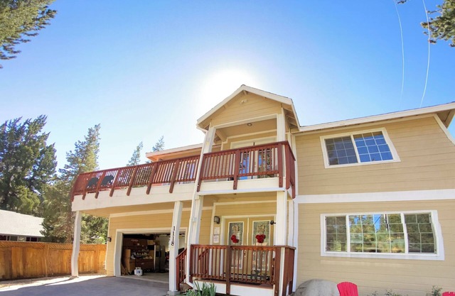 5 Star Comfort & Fun for everyone, 15 min to ski & lake. H.Tub, P.Tbl, LG yard