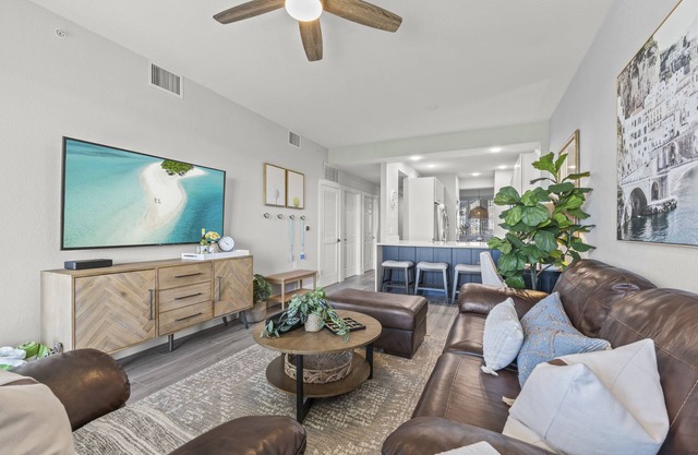5-Star Deluxe Naples 2BD/2BR. Resort Pool. Spring/Summer Golf Exclusive Special.