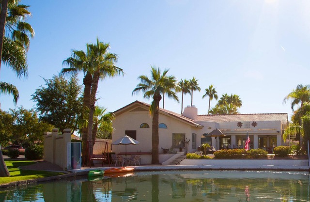 5 STAR Lakefront home, free heated pool, kayaks, close to airport access,