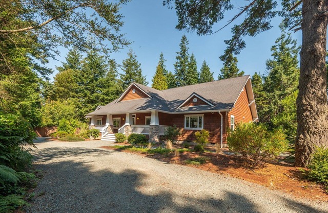 5-Star Luxury, 4 Masters with 2 Queen Beds each, Pool Table, Putting Green