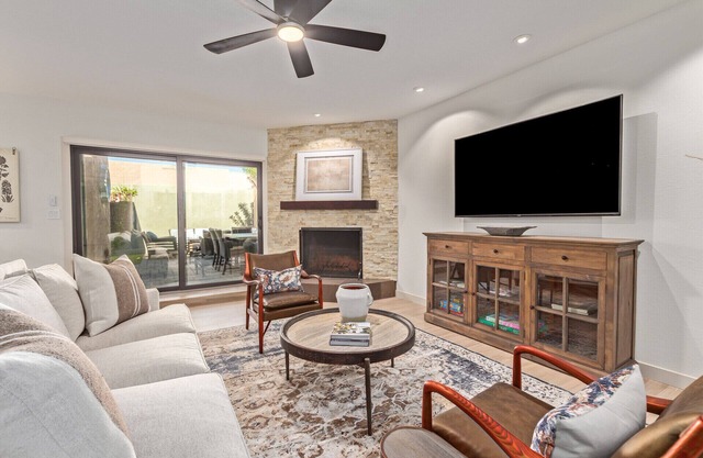 5 STAR NEW FURNISHINGS HI SPEED INTERNET, 2 pools McCormick Ranch Walkable