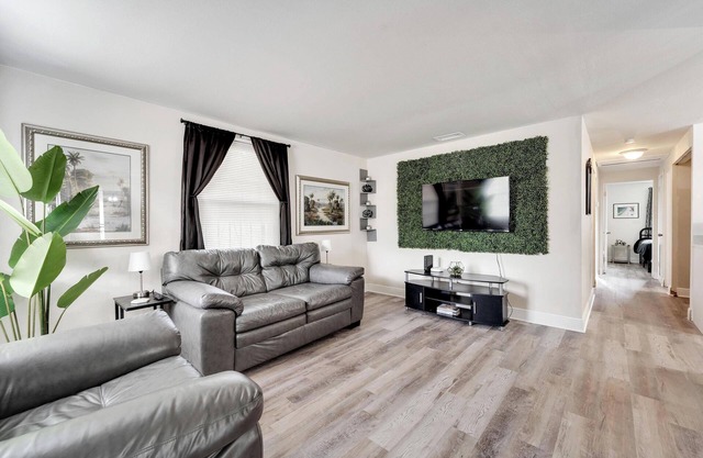 5 Star Renovated Home/Mins to Tampa General Hospital/Hot Tub