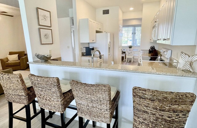 5 Star reviews! 1st floor coastal condo Pretty fountain views! Free Golf May-Oct