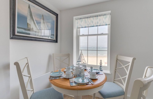 5 THE BEACHES, country holiday cottage in Weymouth