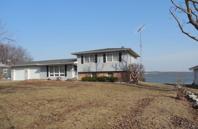 50' from the Mississippi River, see the winter eagle migration, fish from there
