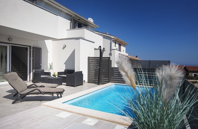 500 metres to the beach with private pool, sea view, wifi