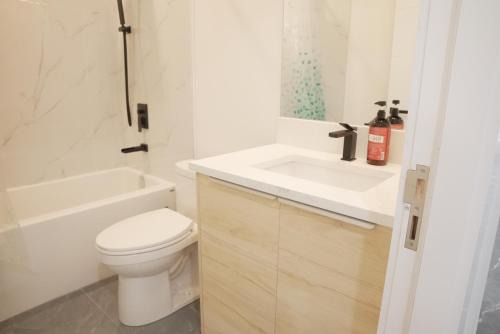 5001R New Luxury Walkout Suite Near University