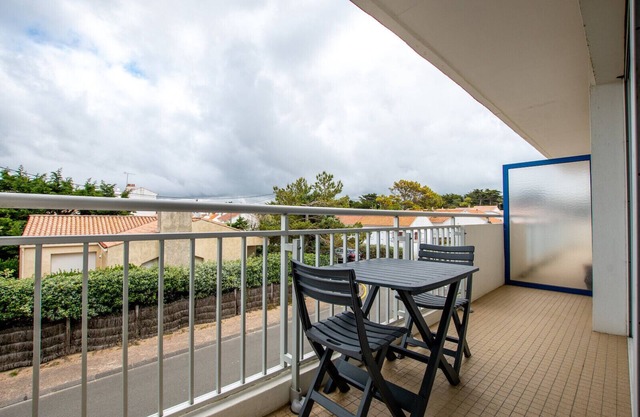 50m from the beach, flat for 4