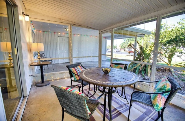 5723-5725 Nutmeg · King-size beds, 2 kitchens, minutes to Siesta Key