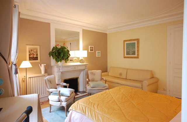 5mn to Champs Elysées, 1077sq.f apartment, 02 bedrooms, 02 BR, 02 WC, elevator