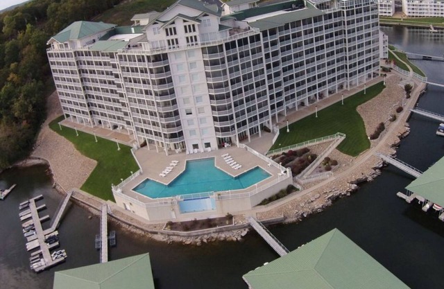 5th floor VIEW! Lakefront, pools, elevator, can't go wrong!