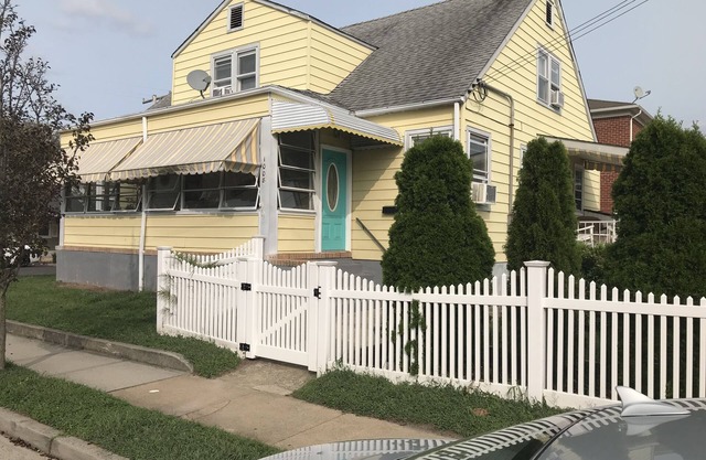 6 Bdrms 3 Blks to Beach Driveway Central A/C, Pet Friendly, Beach Badges Incl.
