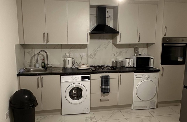 6-bed 3-bath Home - Sleeps 14 & Free Parking
