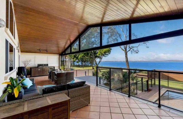 6 Bed Lakefront Oasis & Pool