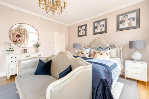 6 Bed Royal Buckingham Palace Mansion