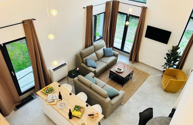 6-Bed Villa: WiFi, AC, Cathedral Lounge, Terrace, Garden, Parking & Near Pool/Pk
