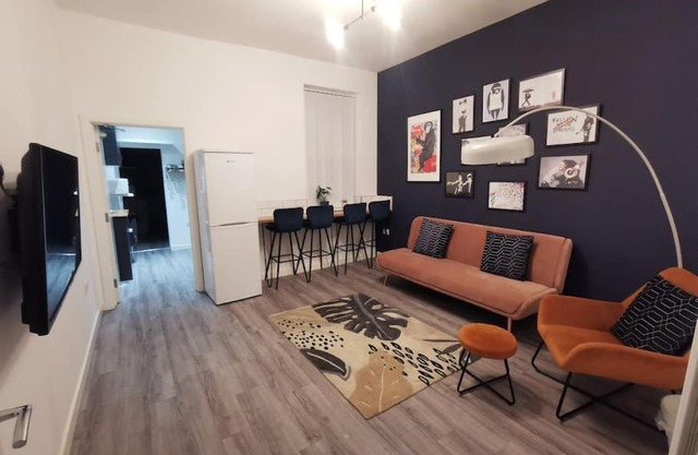 6 bedroom 6 Ensuite 1 min to M6 Jct 9 15 min to Bham