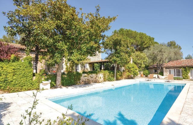 6 bedroom accommodation in Le Rouret