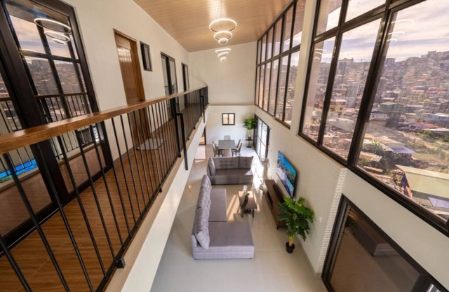 6-bedroom The Warehouse Loft with Reserved Parking and Free WiFi