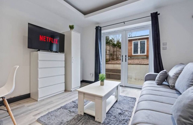 6 Bedrooms 4 Bathrooms House in Great Location