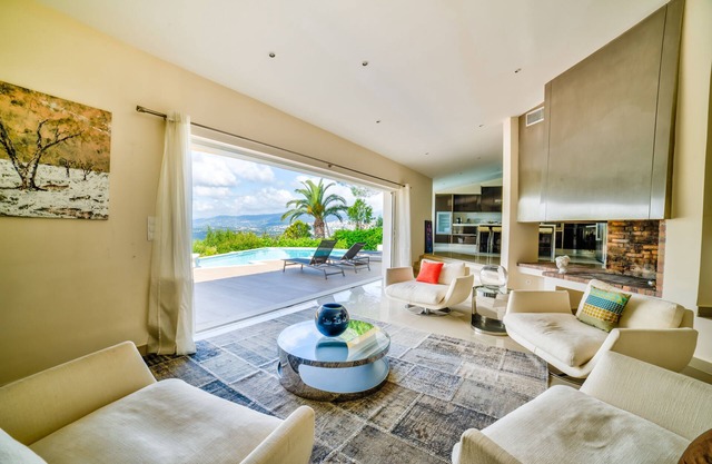 6 Bedrooms Luxury Villa