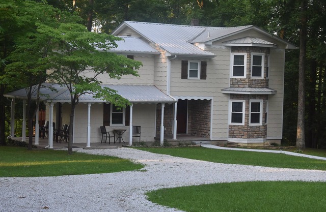 6 BR 3 bath Elegant farmhouse