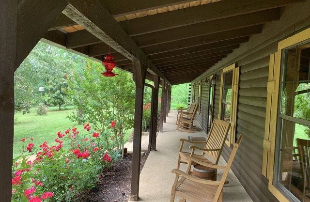 6 BR Log Home in Piney Woods of East TX with hot tub and POND