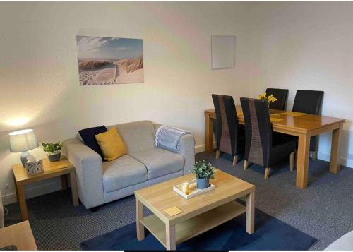 6 Guests - Parking - Patio - Near Coast