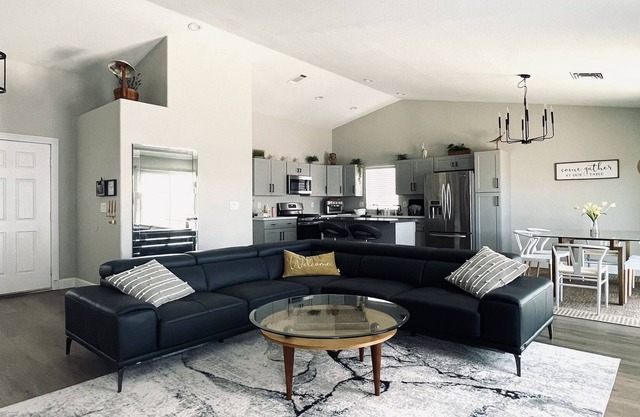 6 miles to STRIP & Vegas Airport, 3 Bed 2 Bath Spacious & Stylish Home